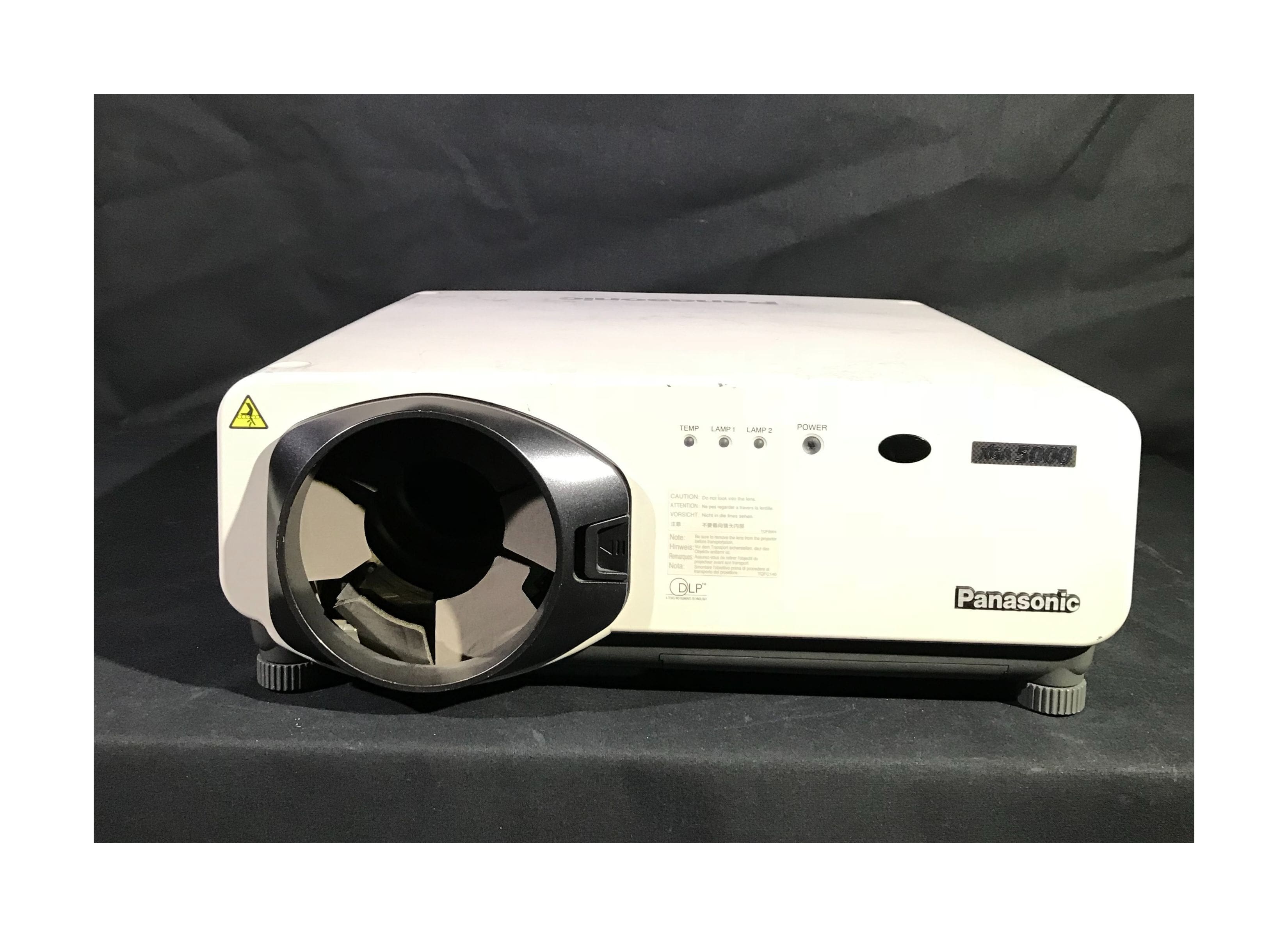 photo Vidéoprojecteur 6 000 lumens Panasonic - tri-DLP - PT-D7500 (1024x768)