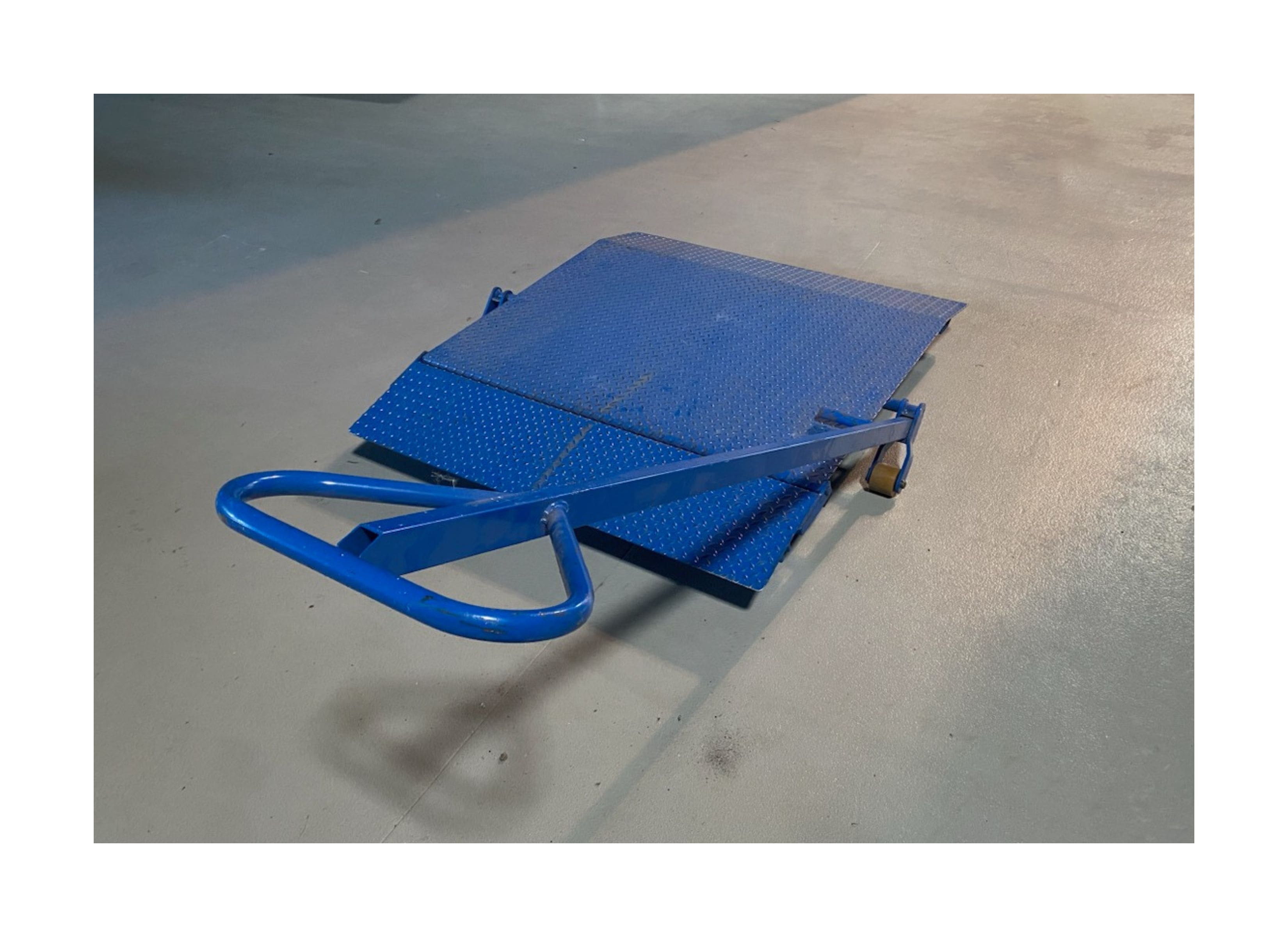 photo Pont niveleur - Longueur Hors tout 1,5m - Force 4000 kg - Dénivelé 260 mm